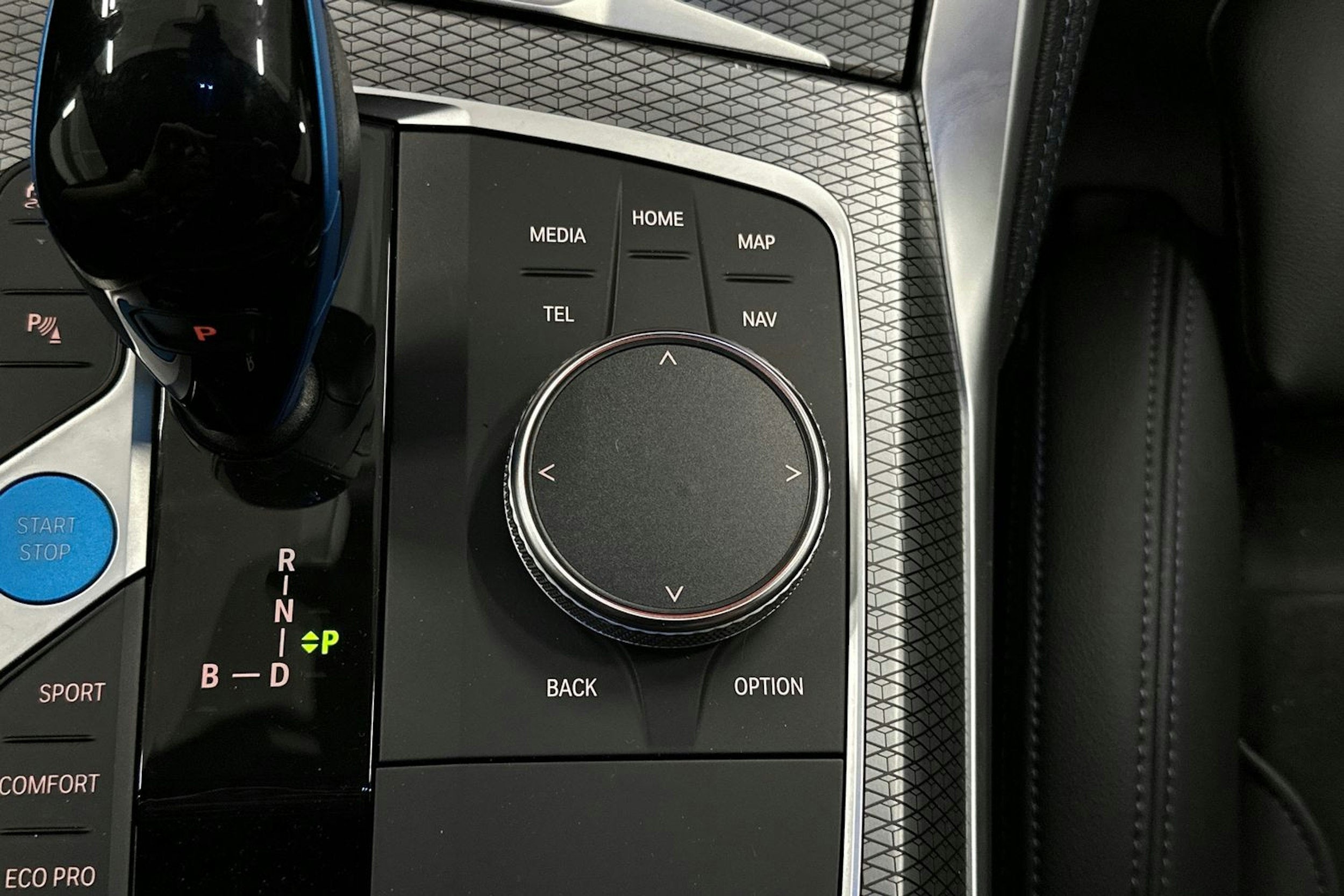 sininen BMW i4 2022 kuva 25.