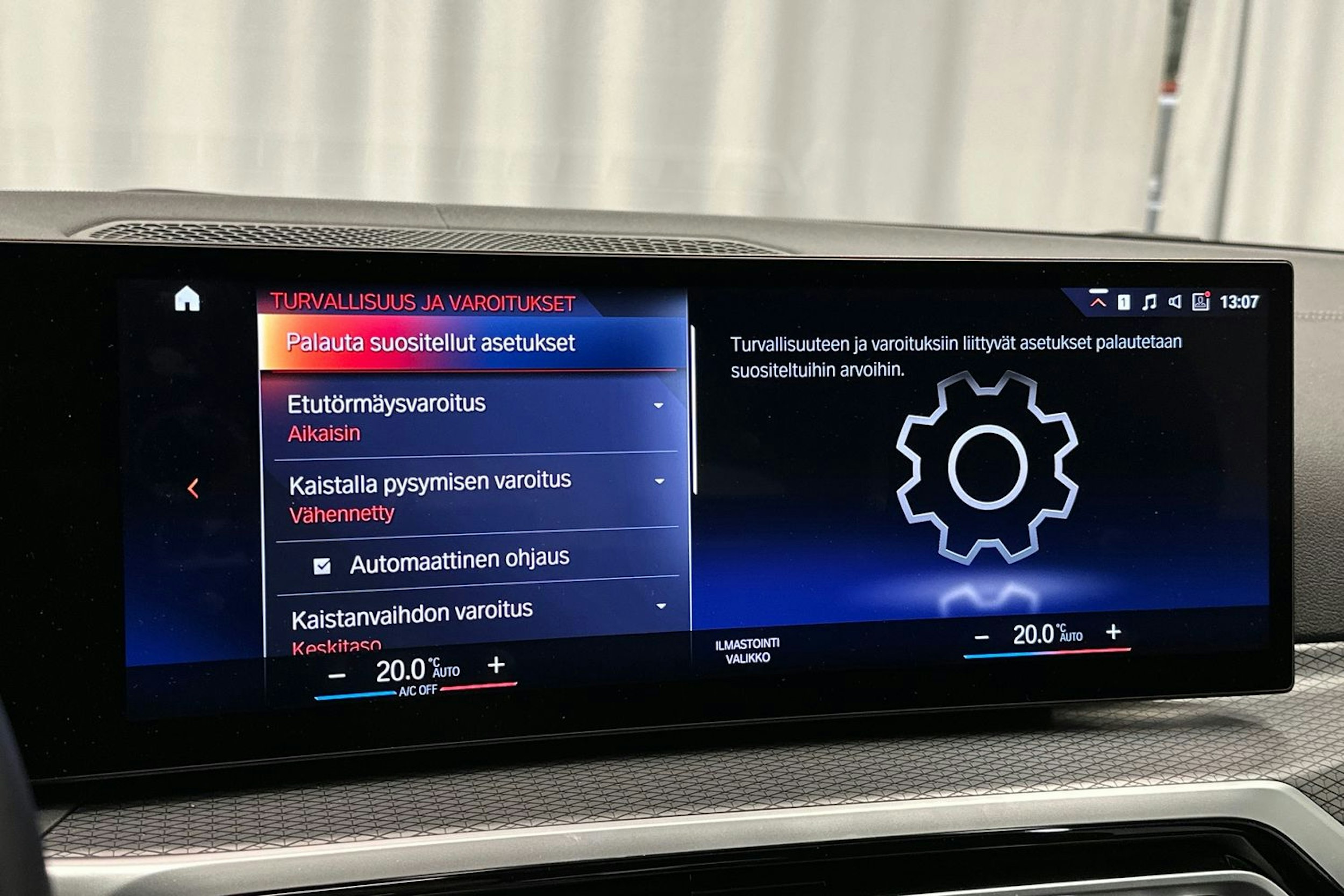 sininen BMW i4 2022 kuva 32.