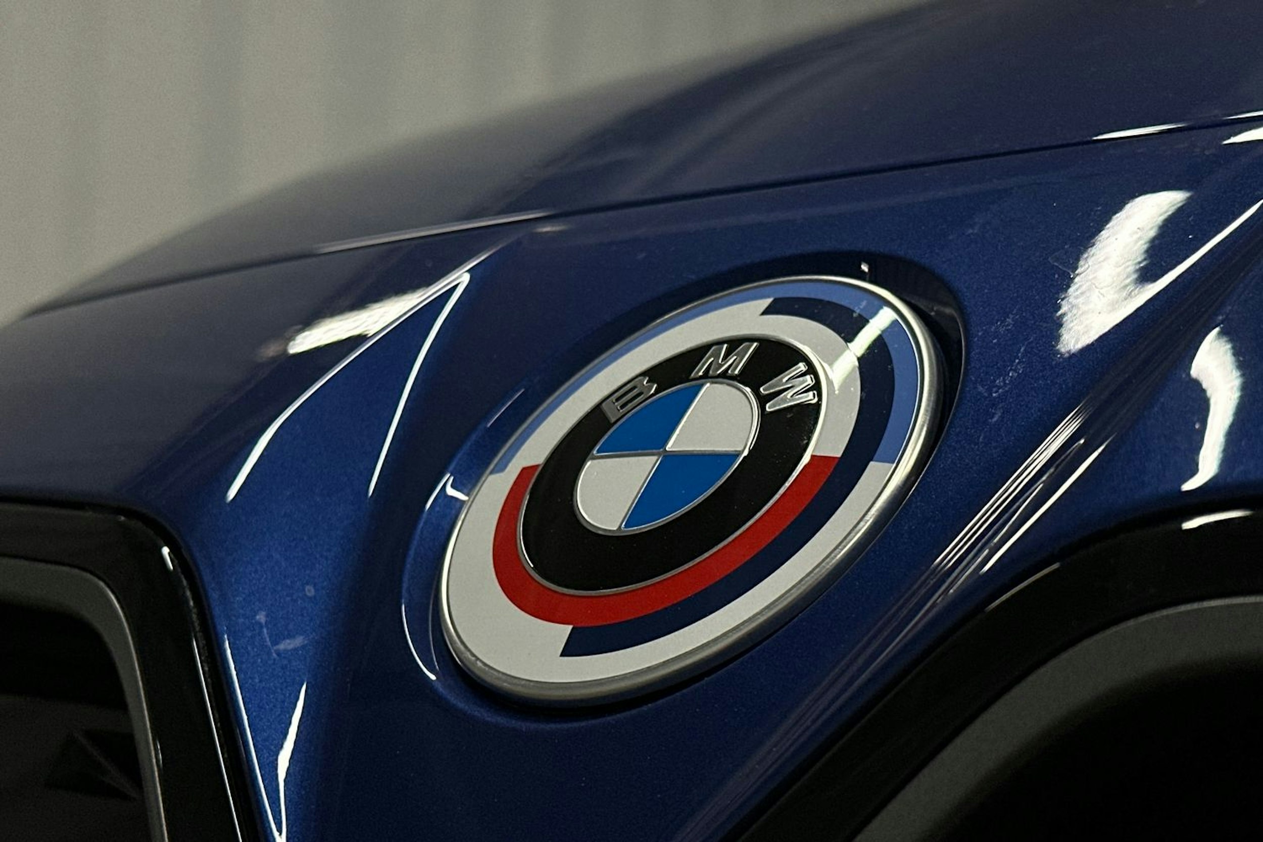 sininen BMW i4 2022 kuva 42.