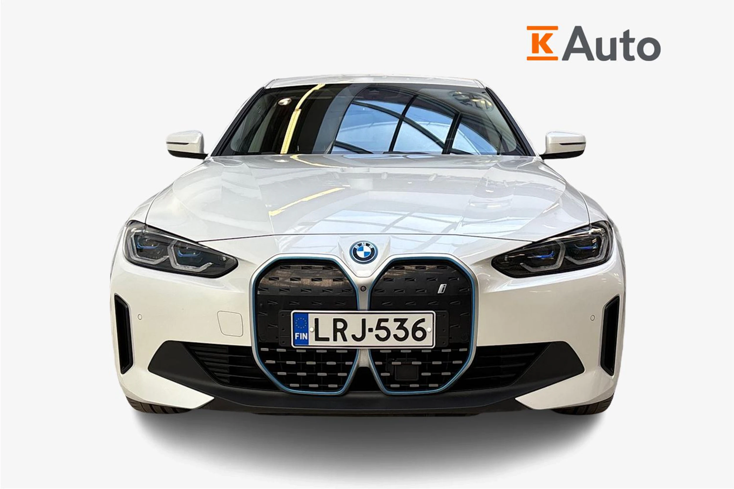 valkoinen BMW i4 2022 kuva 5.