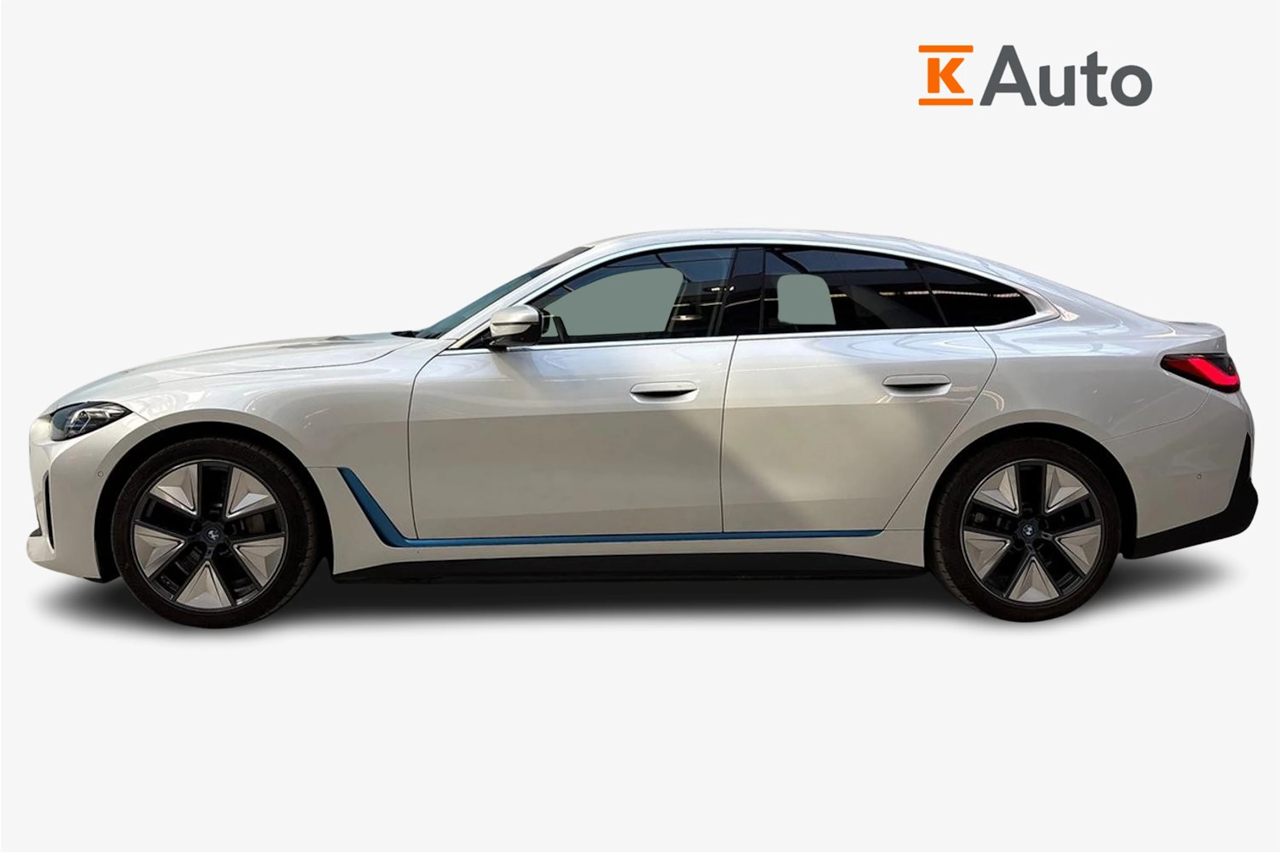 valkoinen BMW i4 2022 kuva 7.