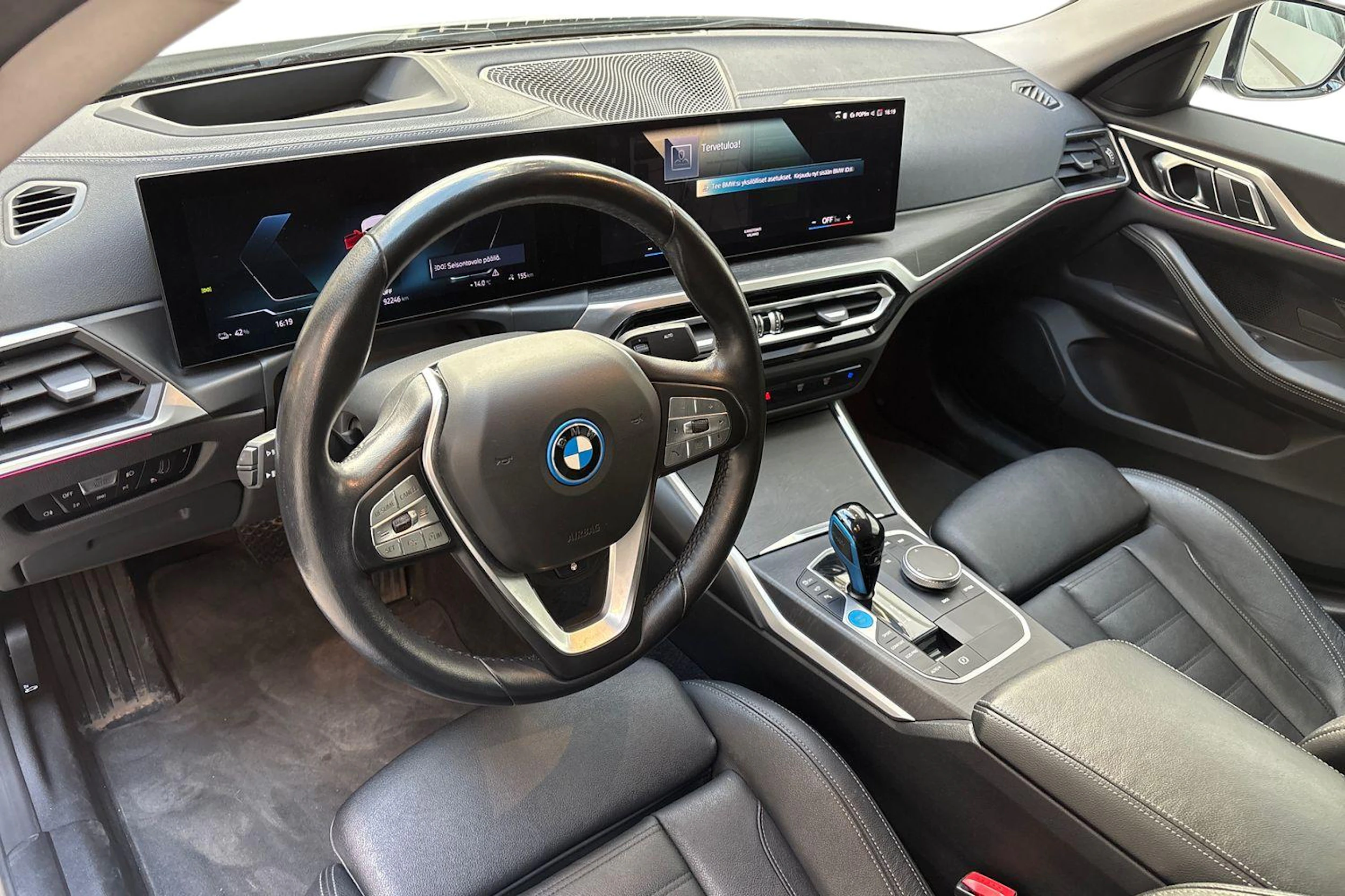 valkoinen BMW i4 2022 kuva 8.