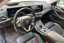 valkoinen BMW i4 2022 kuva 8.