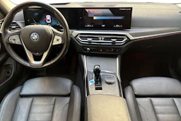 valkoinen BMW i4 2022 kuva 9.