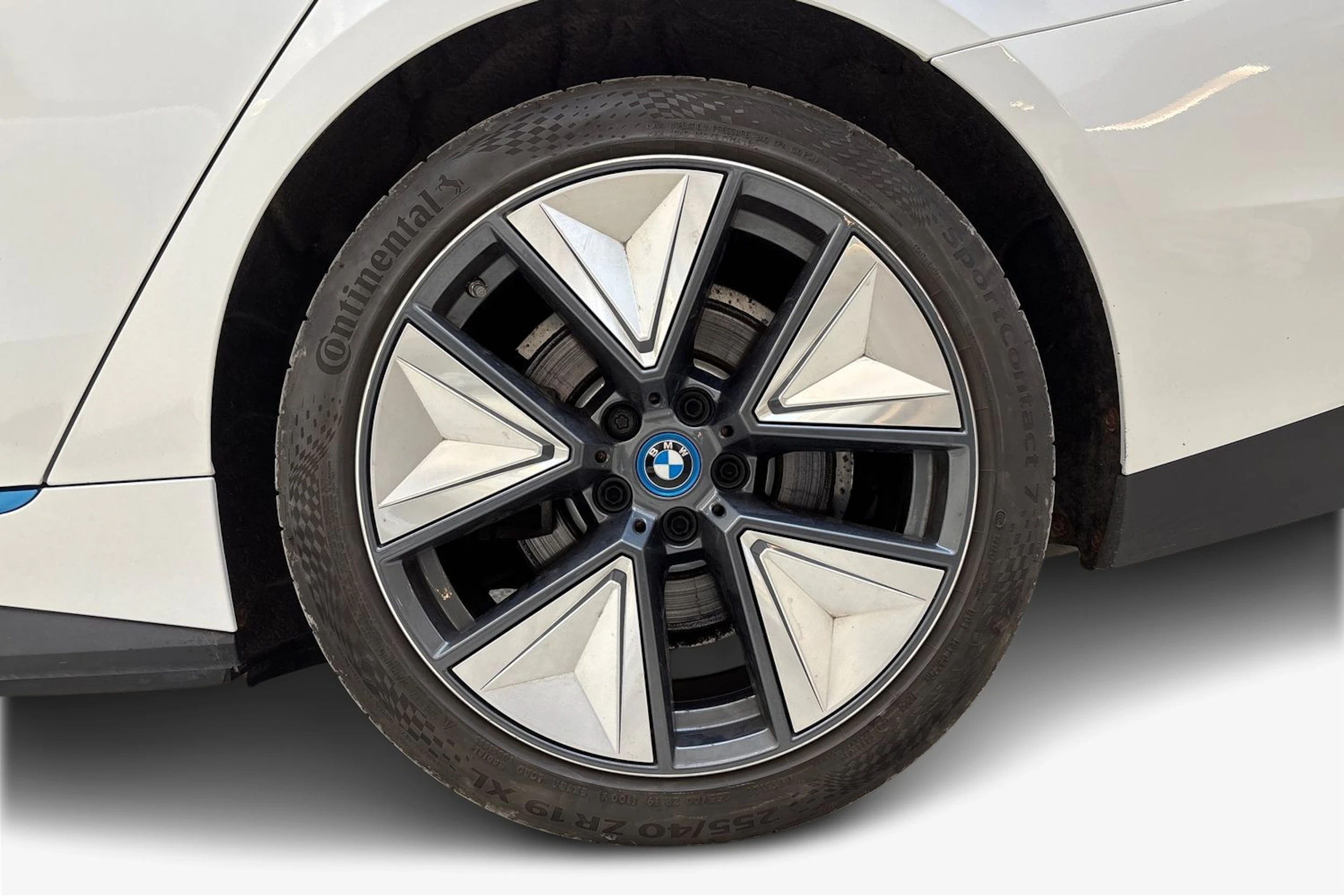 valkoinen BMW i4 2022 kuva 12.