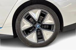 valkoinen BMW i4 2022 kuva 12.
