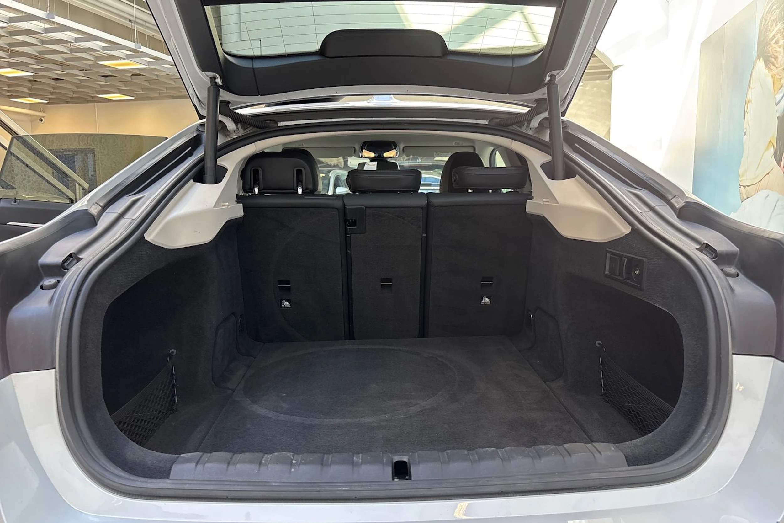 valkoinen BMW i4 2022 kuva 15.