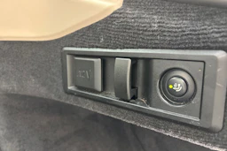 valkoinen BMW i4 2022 kuva 17.