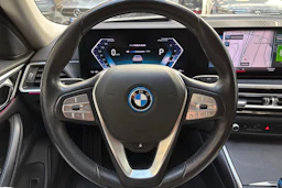 valkoinen BMW i4 2022 kuva 20.