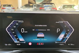 valkoinen BMW i4 2022 kuva 21.