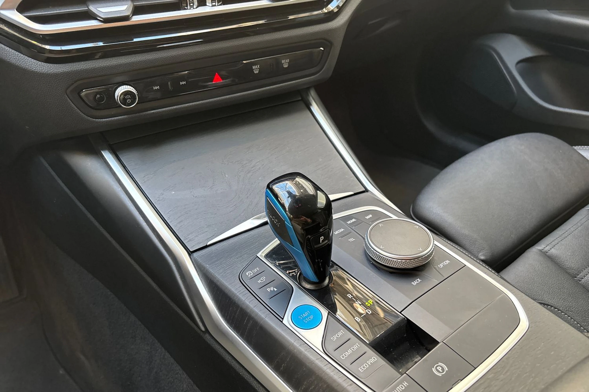valkoinen BMW i4 2022 kuva 23.