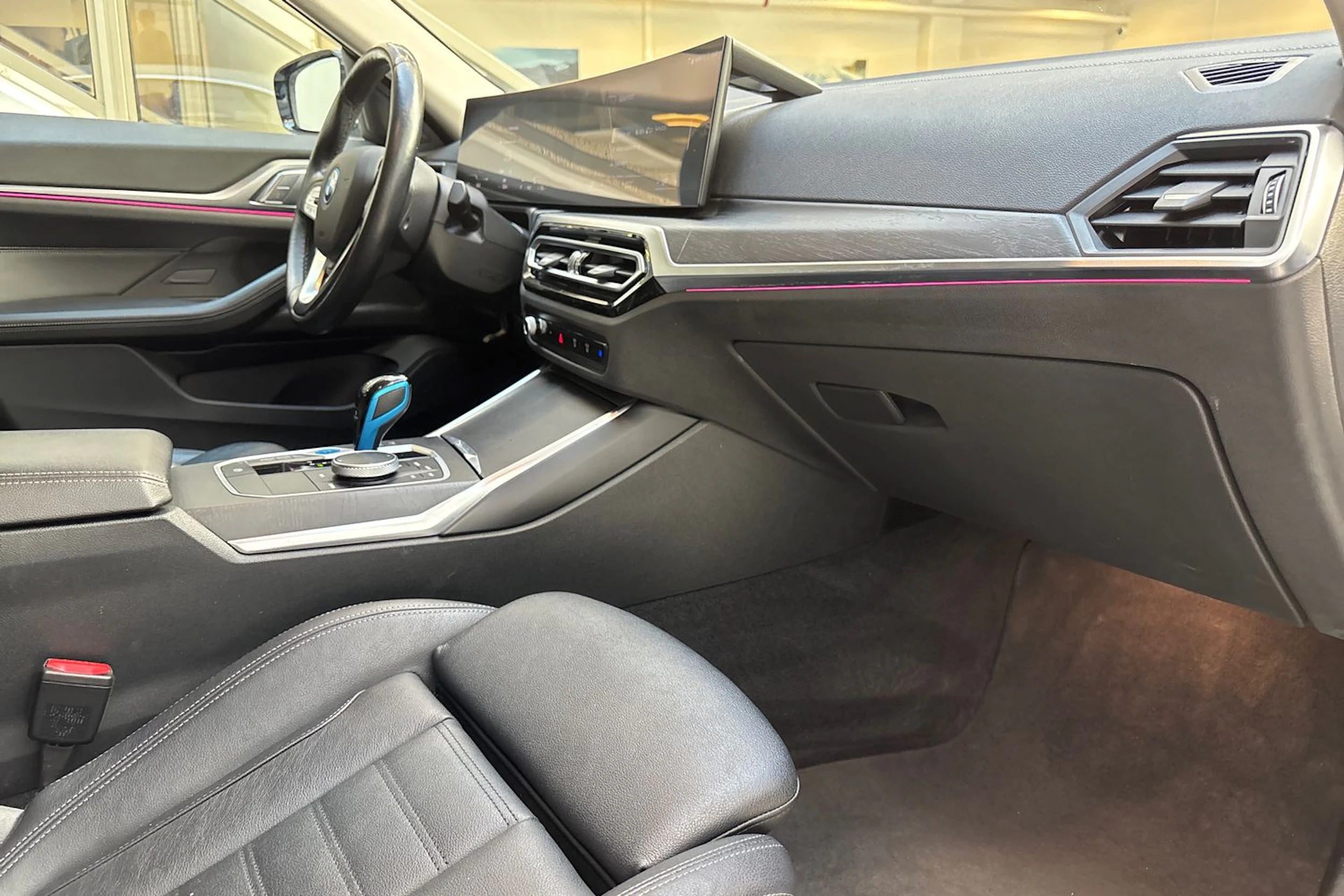 valkoinen BMW i4 2022 kuva 25.