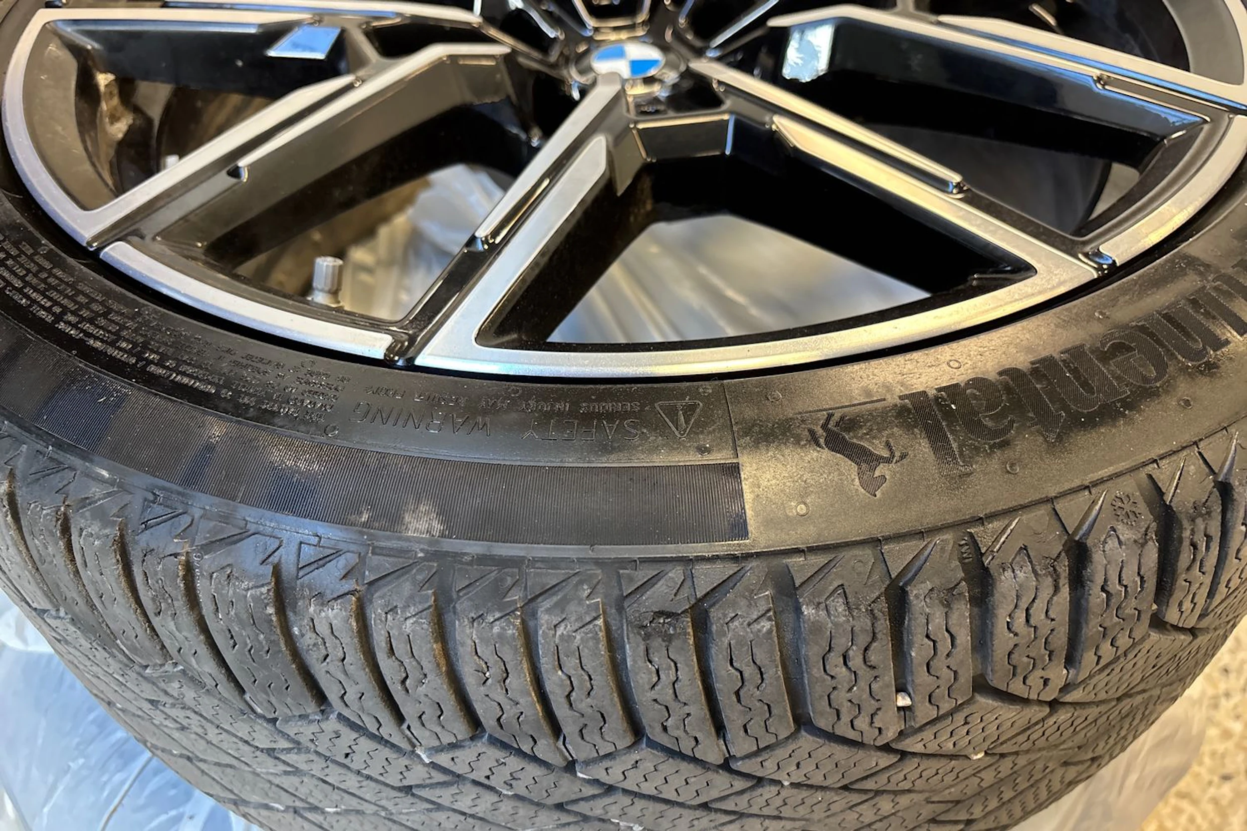 valkoinen BMW i4 2022 kuva 26.