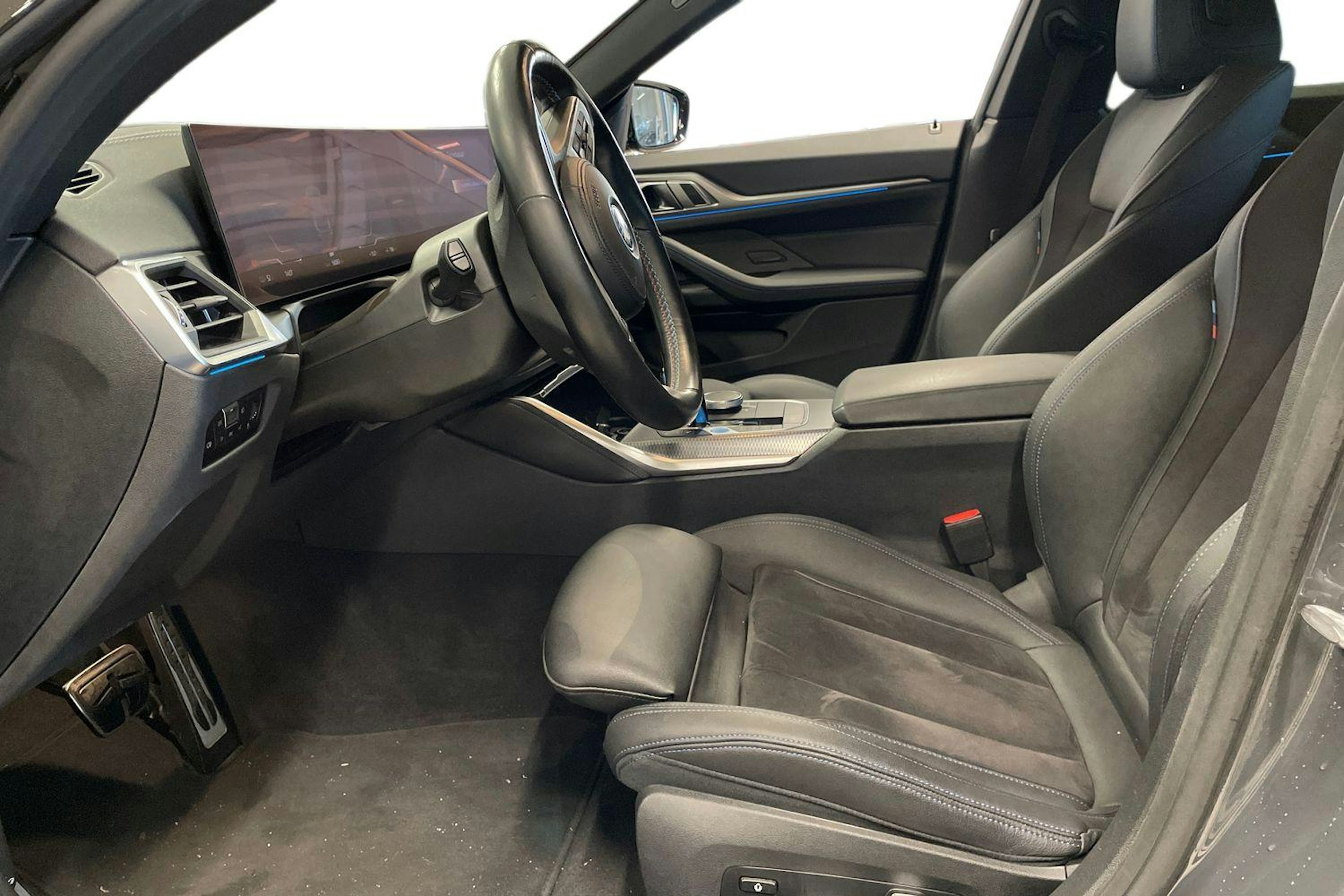 Harmaa BMW i4 2023 kuva 3.