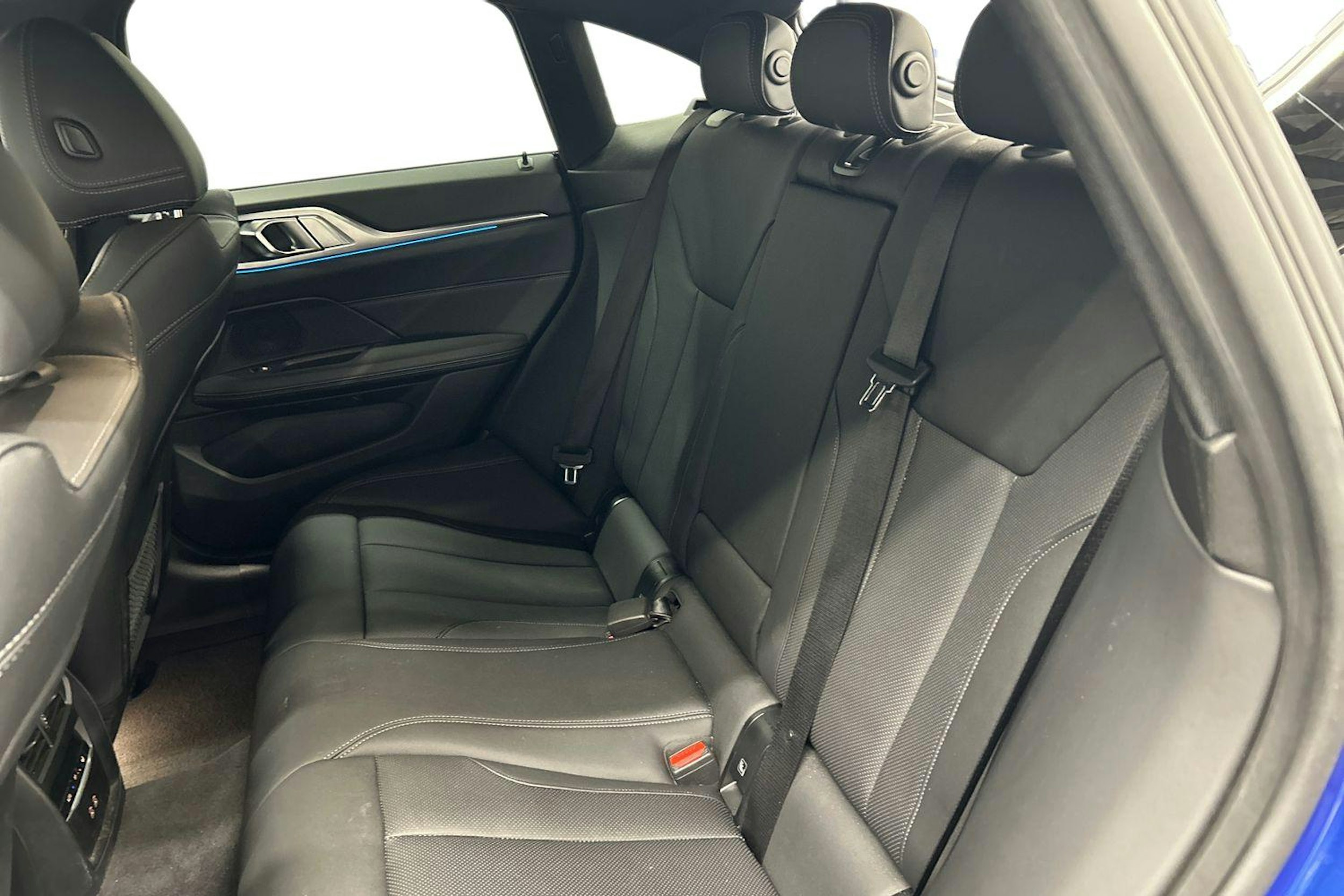 sininen BMW i4 2022 kuva 10.