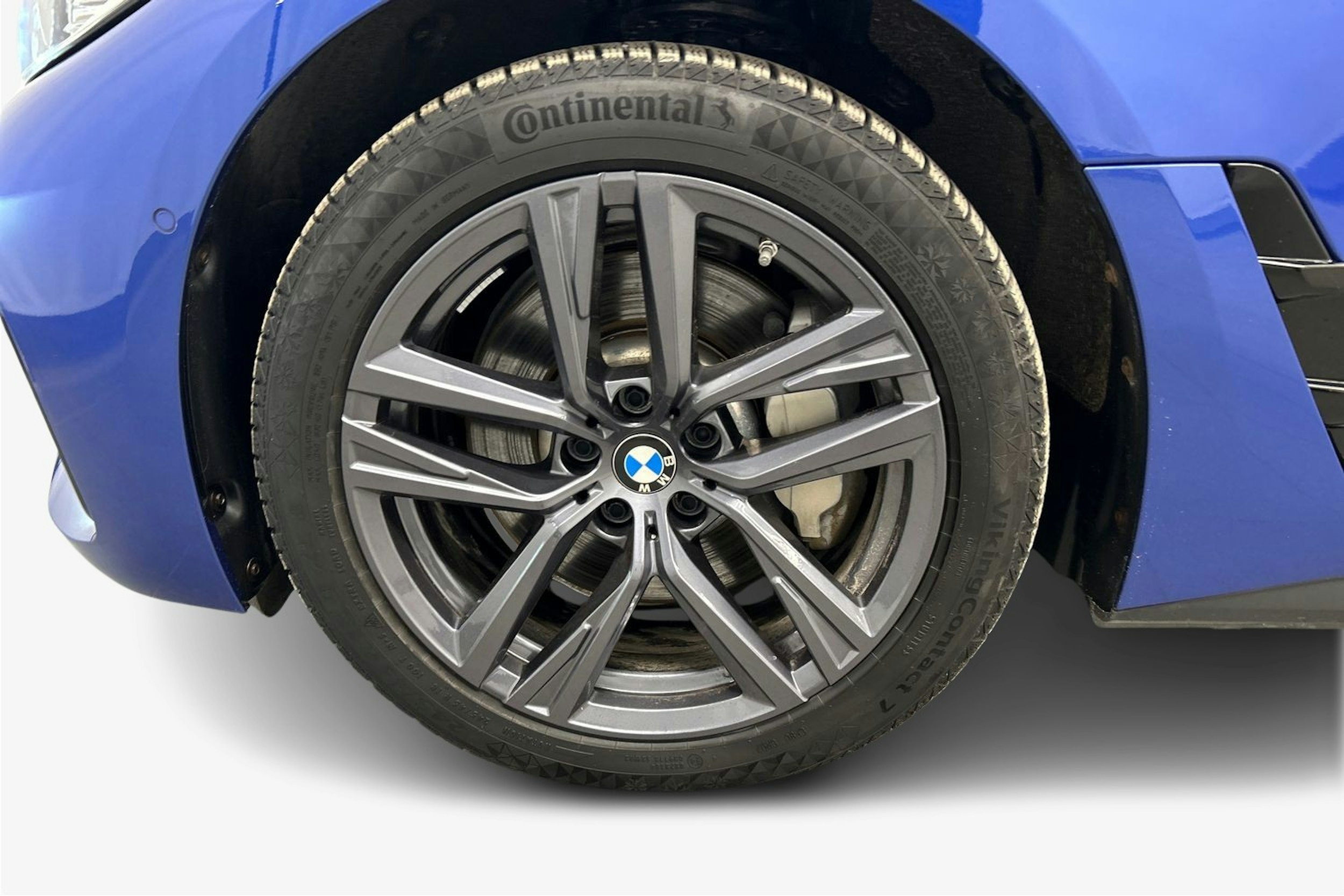 sininen BMW i4 2022 kuva 11.