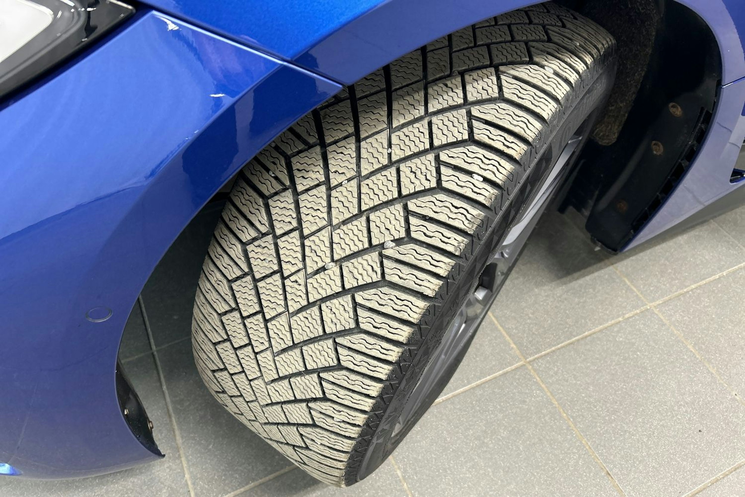 sininen BMW i4 2022 kuva 13.