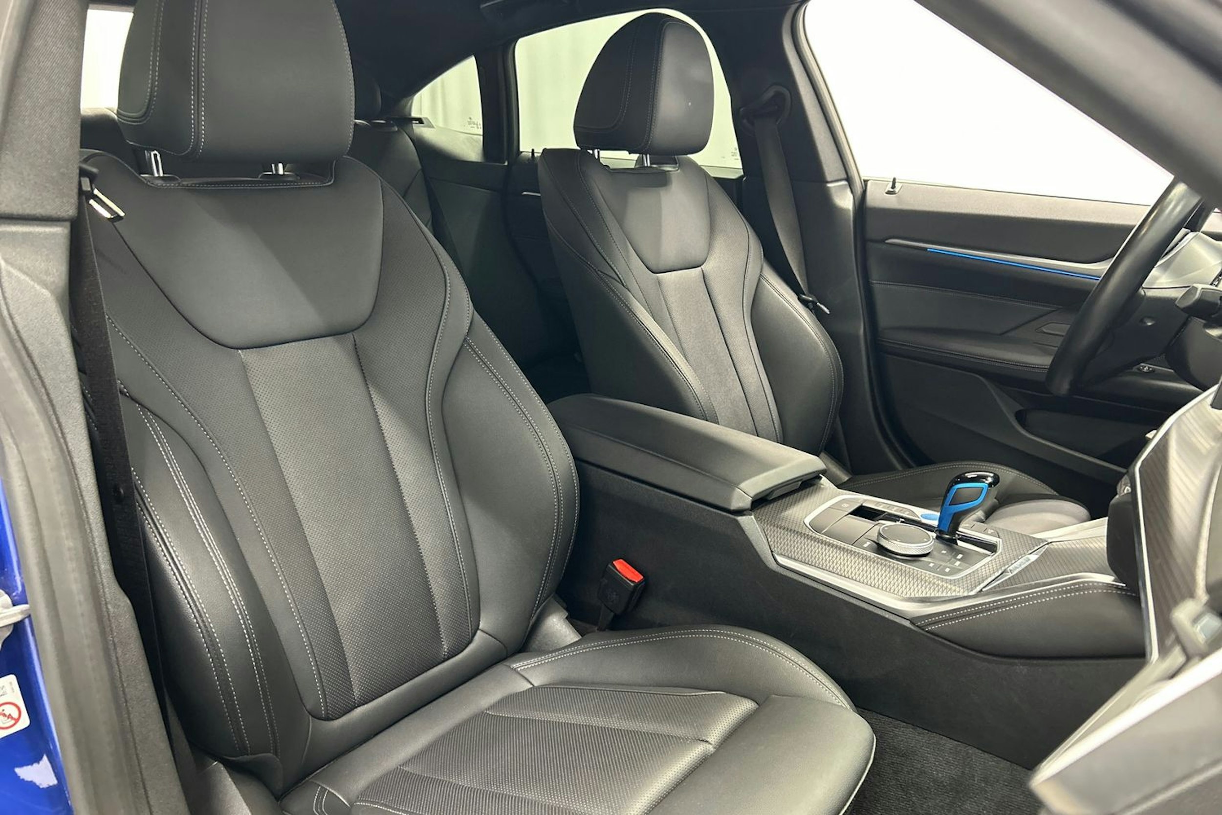 sininen BMW i4 2022 kuva 14.