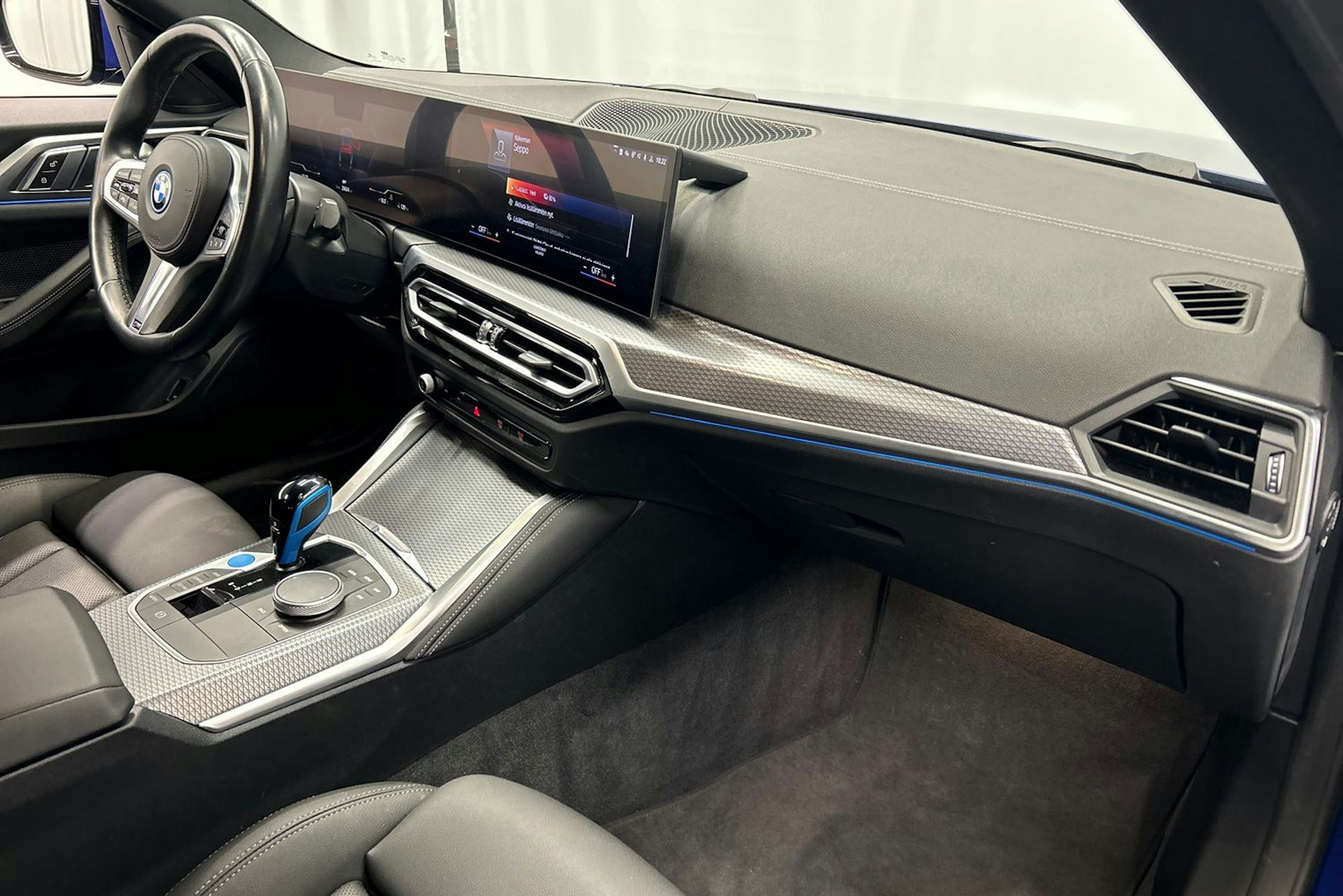 sininen BMW i4 2022 kuva 15.