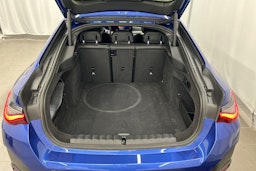 sininen BMW i4 2022 kuva 16.