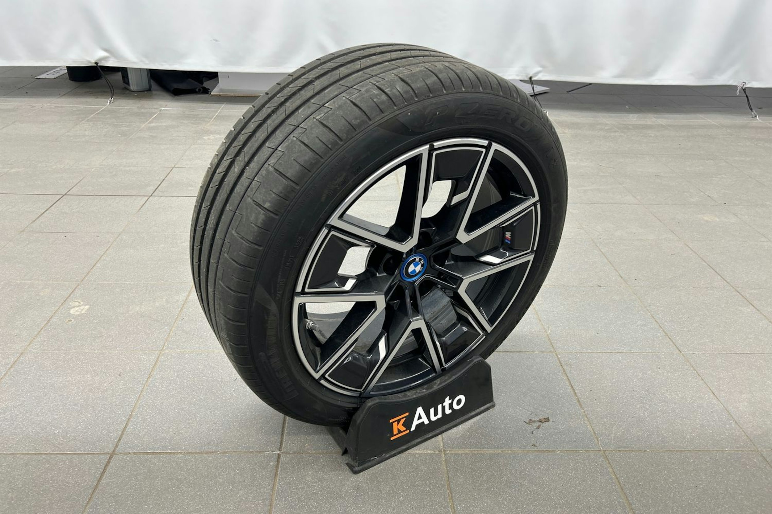 sininen BMW i4 2022 kuva 17.