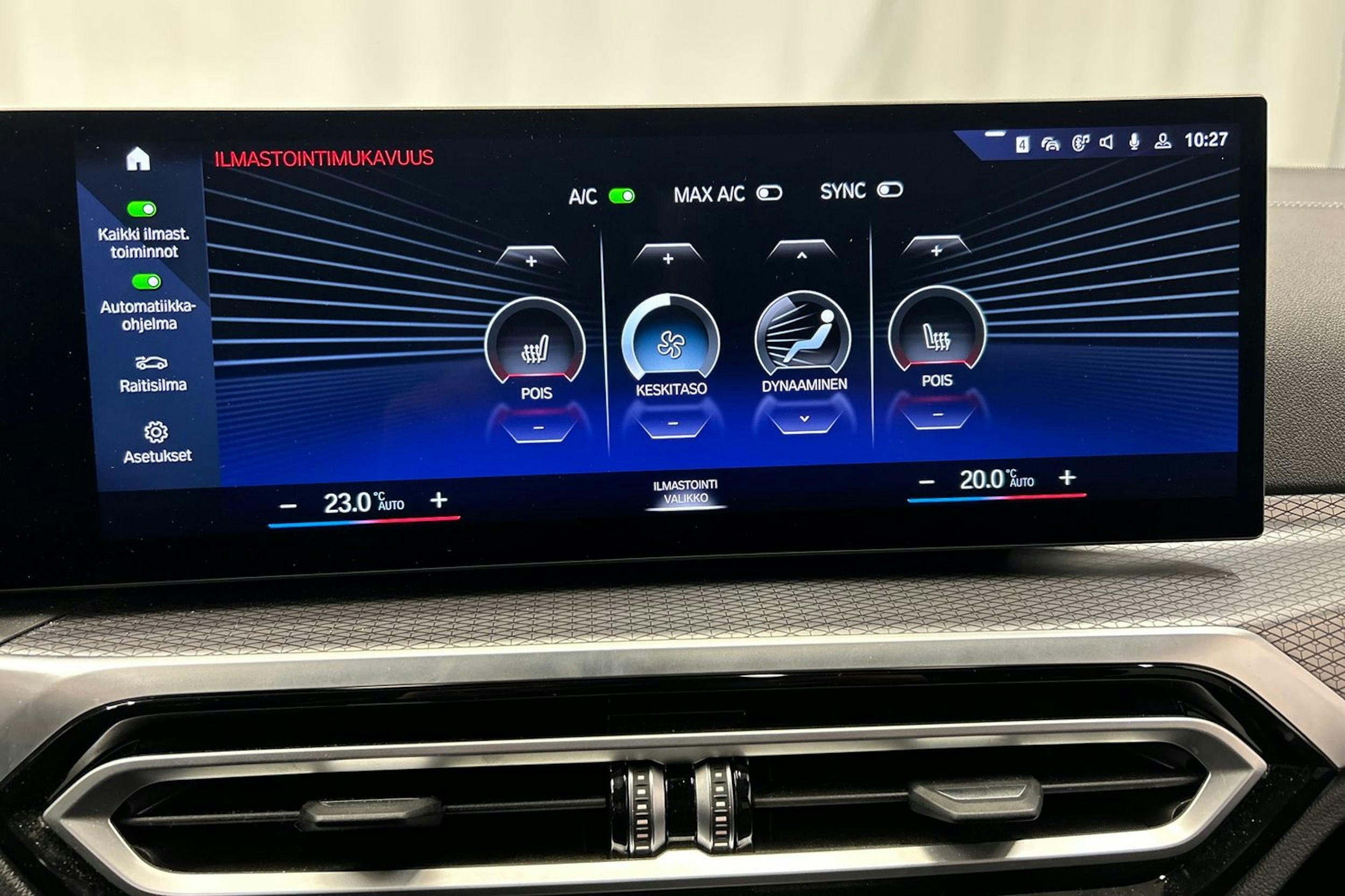 sininen BMW i4 2022 kuva 27.