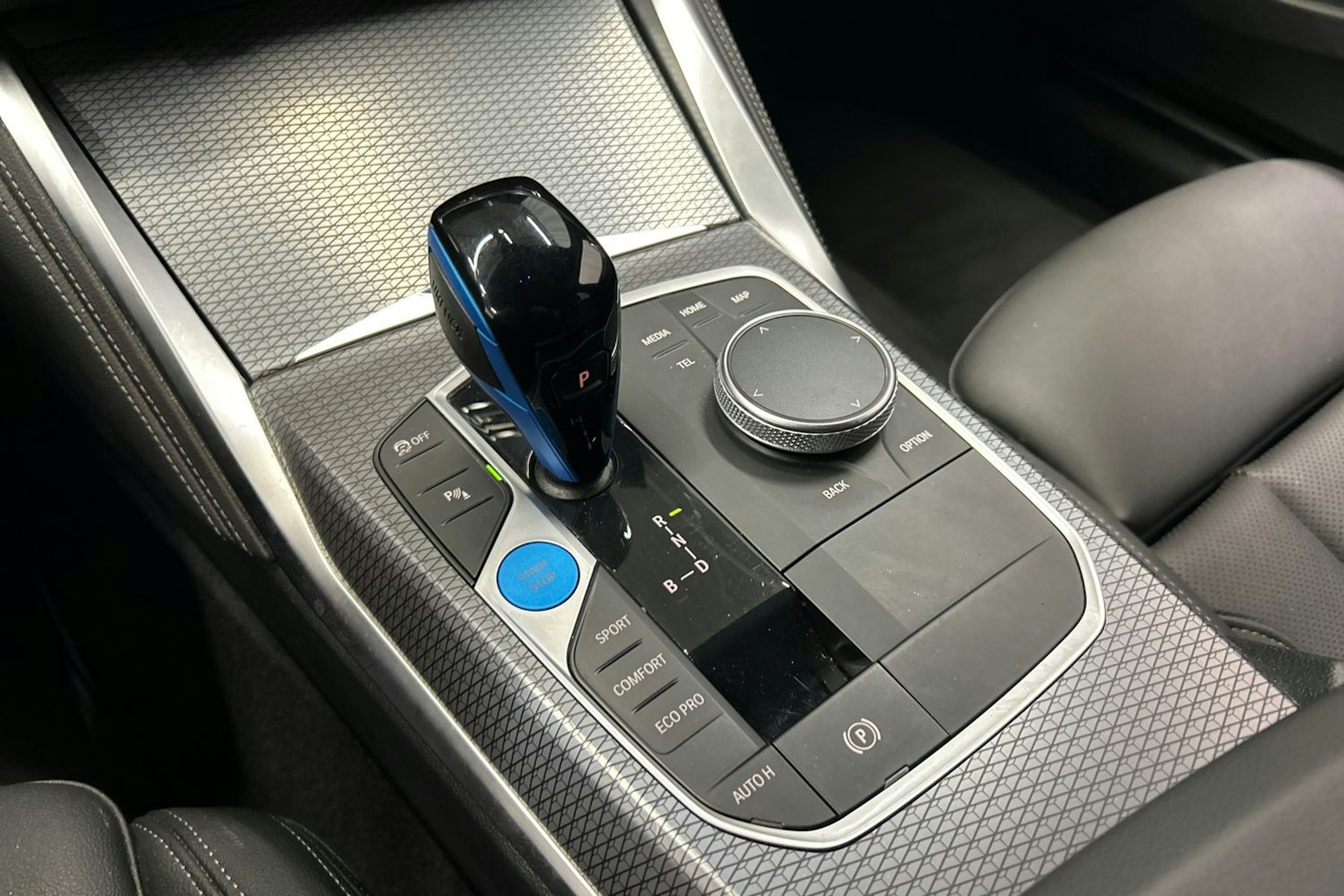 sininen BMW i4 2022 kuva 28.