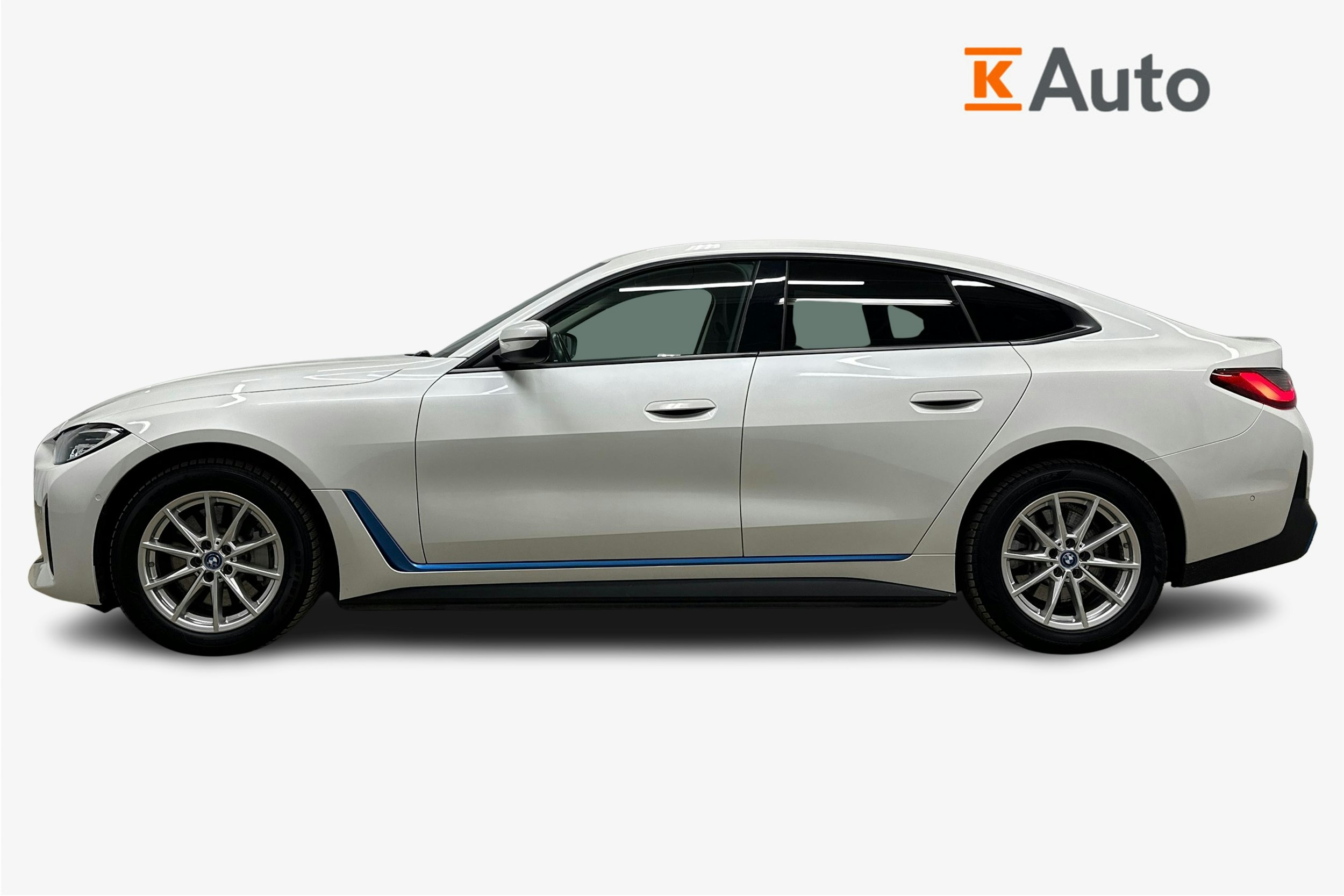 valkoinen BMW i4 2022 kuva 6.