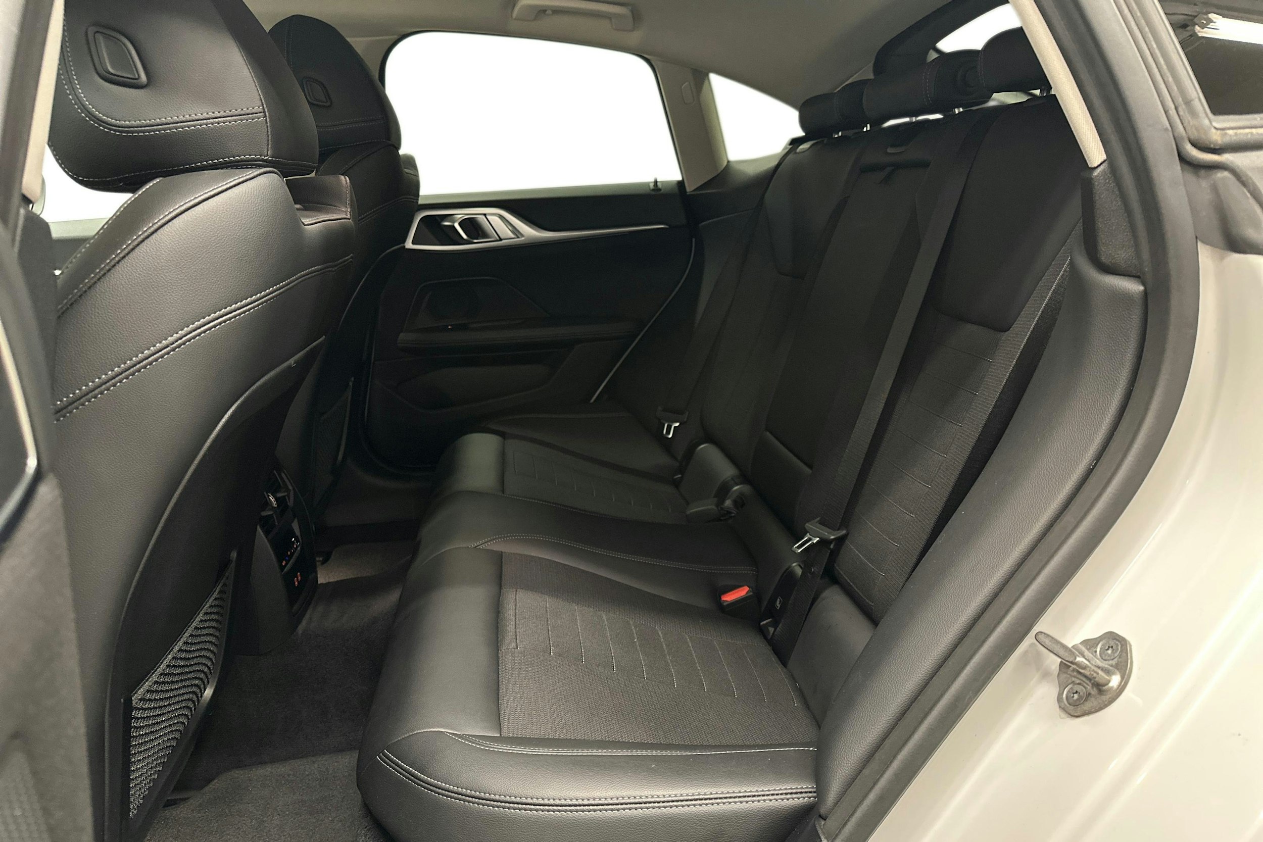 valkoinen BMW i4 2022 kuva 10.