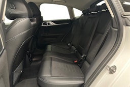 valkoinen BMW i4 2022 kuva 10.