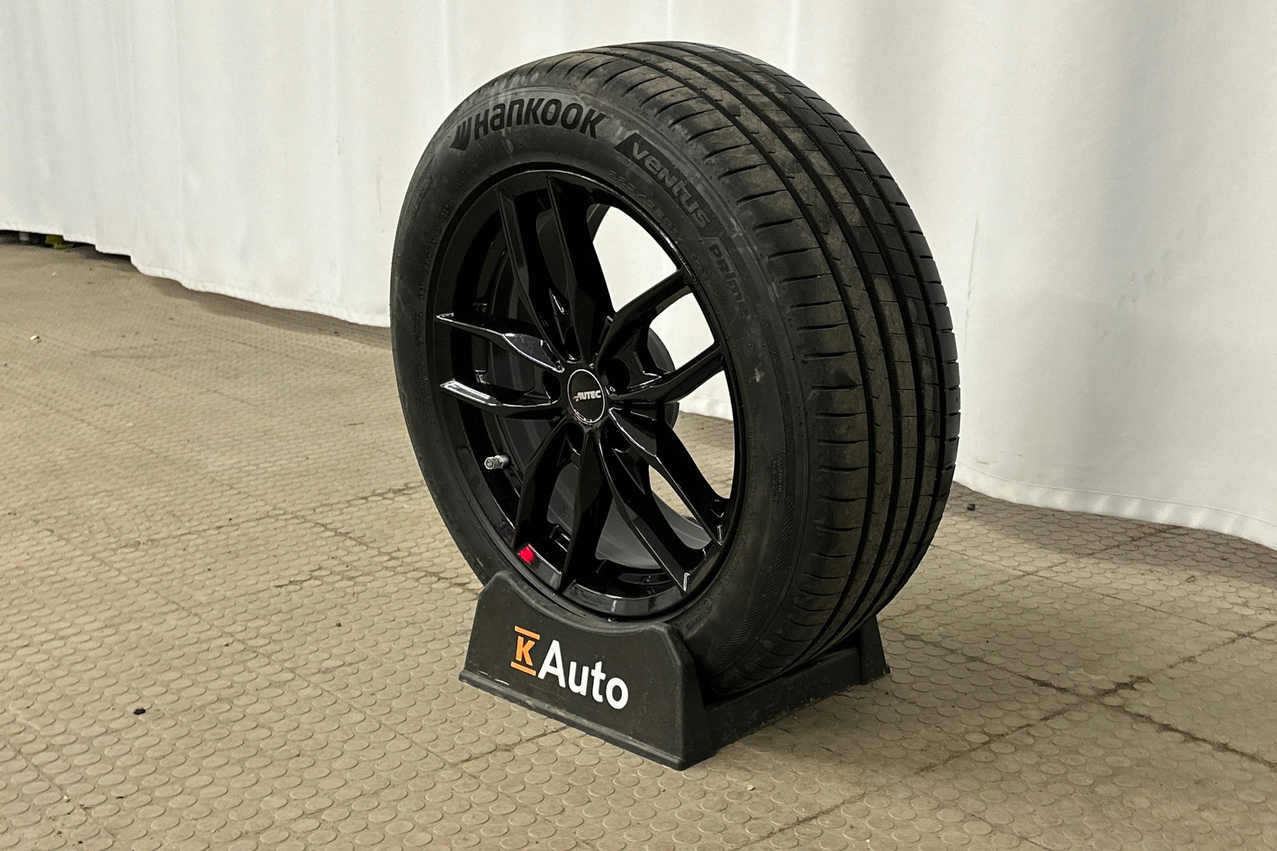 valkoinen BMW i4 2022 kuva 13.