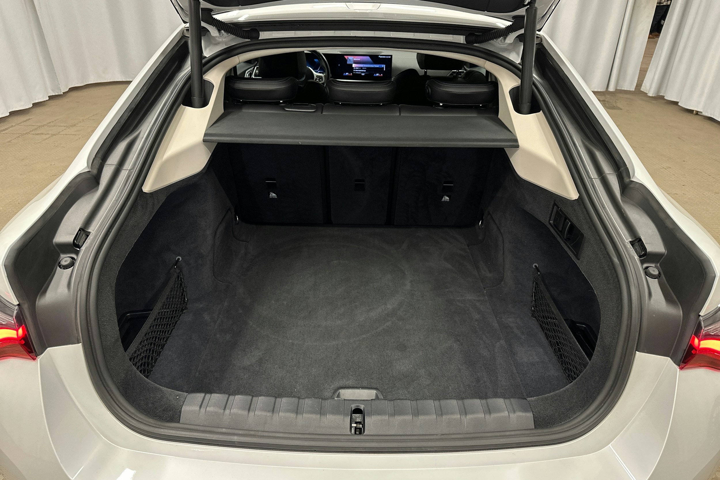 valkoinen BMW i4 2022 kuva 14.