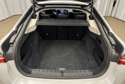 valkoinen BMW i4 2022 kuva 14.