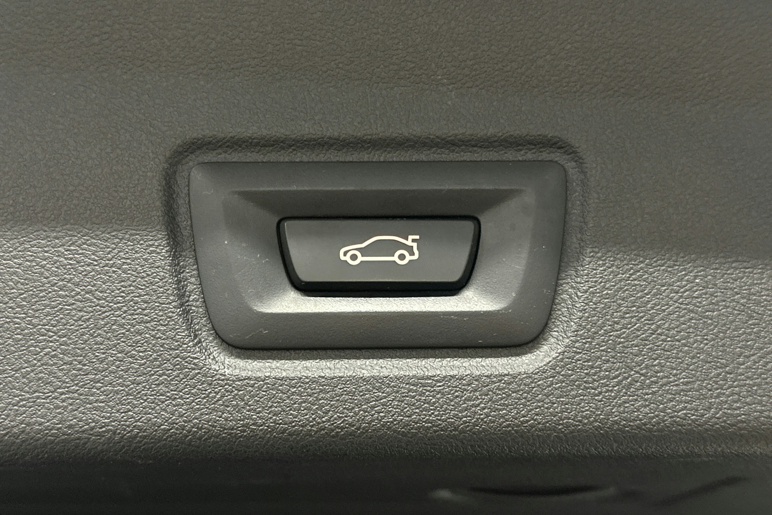 valkoinen BMW i4 2022 kuva 15.