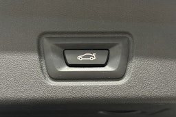 valkoinen BMW i4 2022 kuva 15.