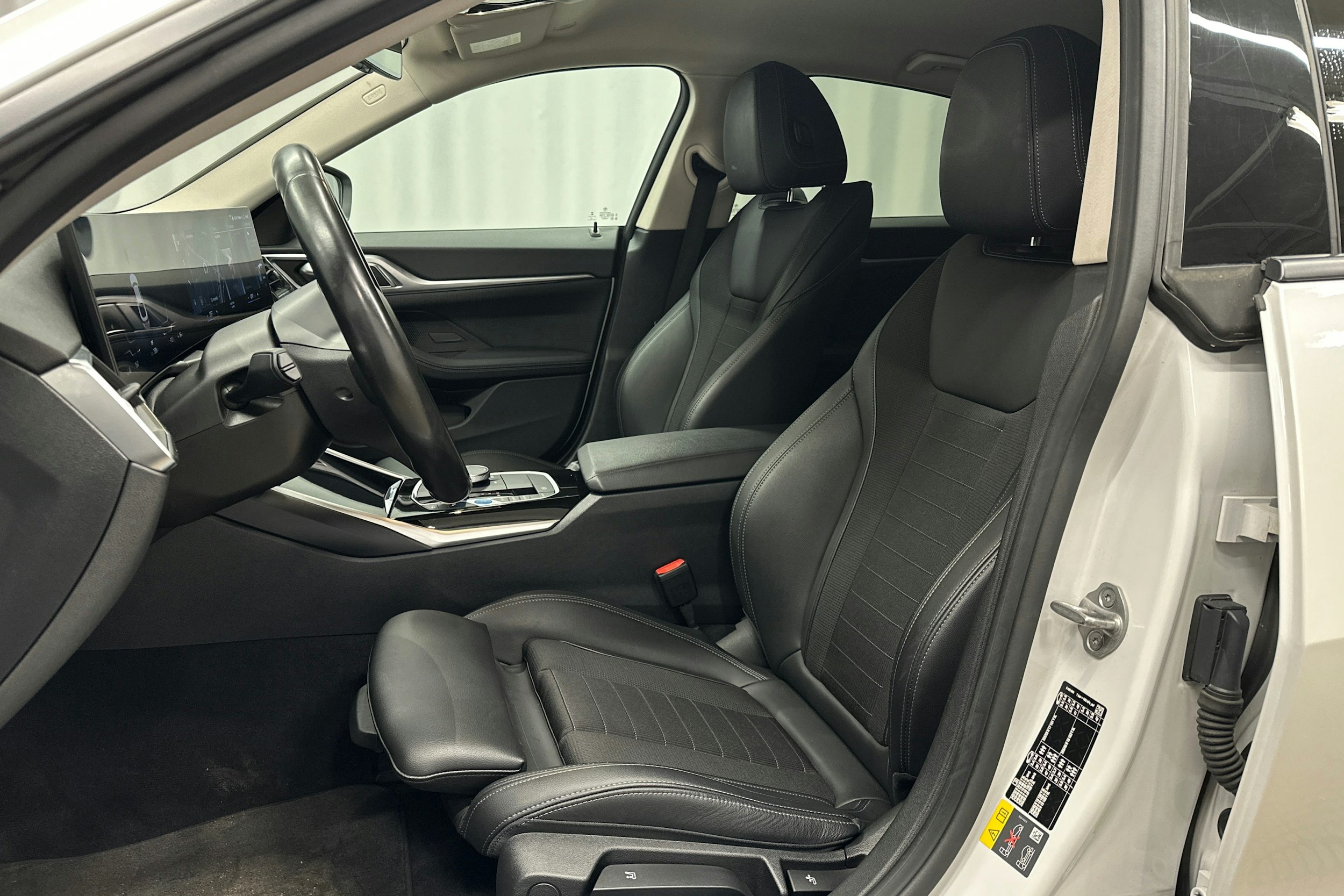 valkoinen BMW i4 2022 kuva 16.