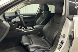 valkoinen BMW i4 2022 kuva 16.