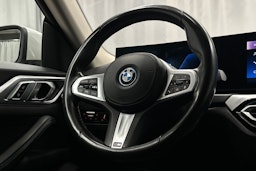 valkoinen BMW i4 2022 kuva 17.