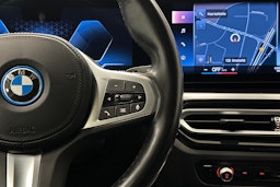 valkoinen BMW i4 2022 kuva 18.