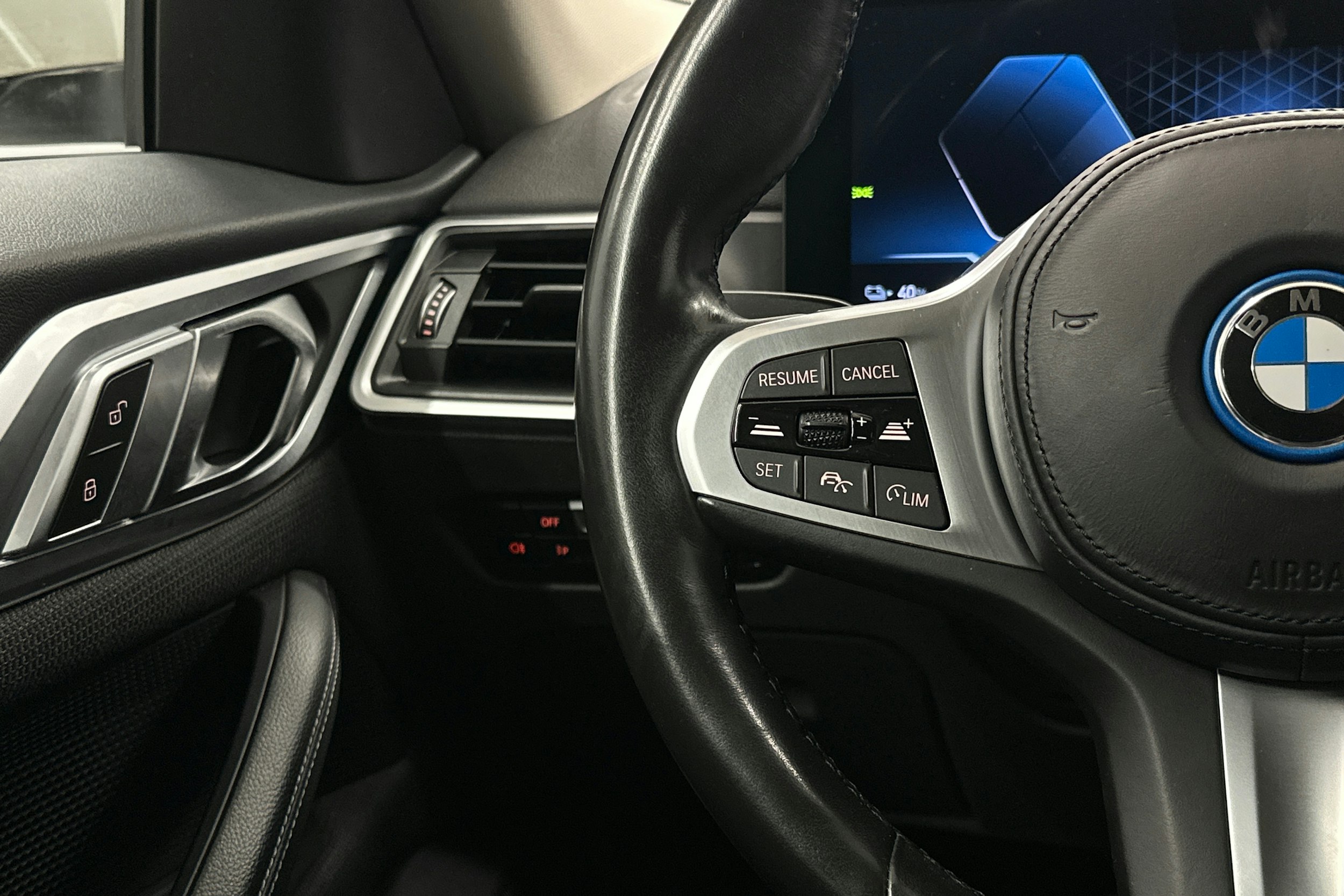 valkoinen BMW i4 2022 kuva 19.