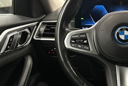 valkoinen BMW i4 2022 kuva 19.