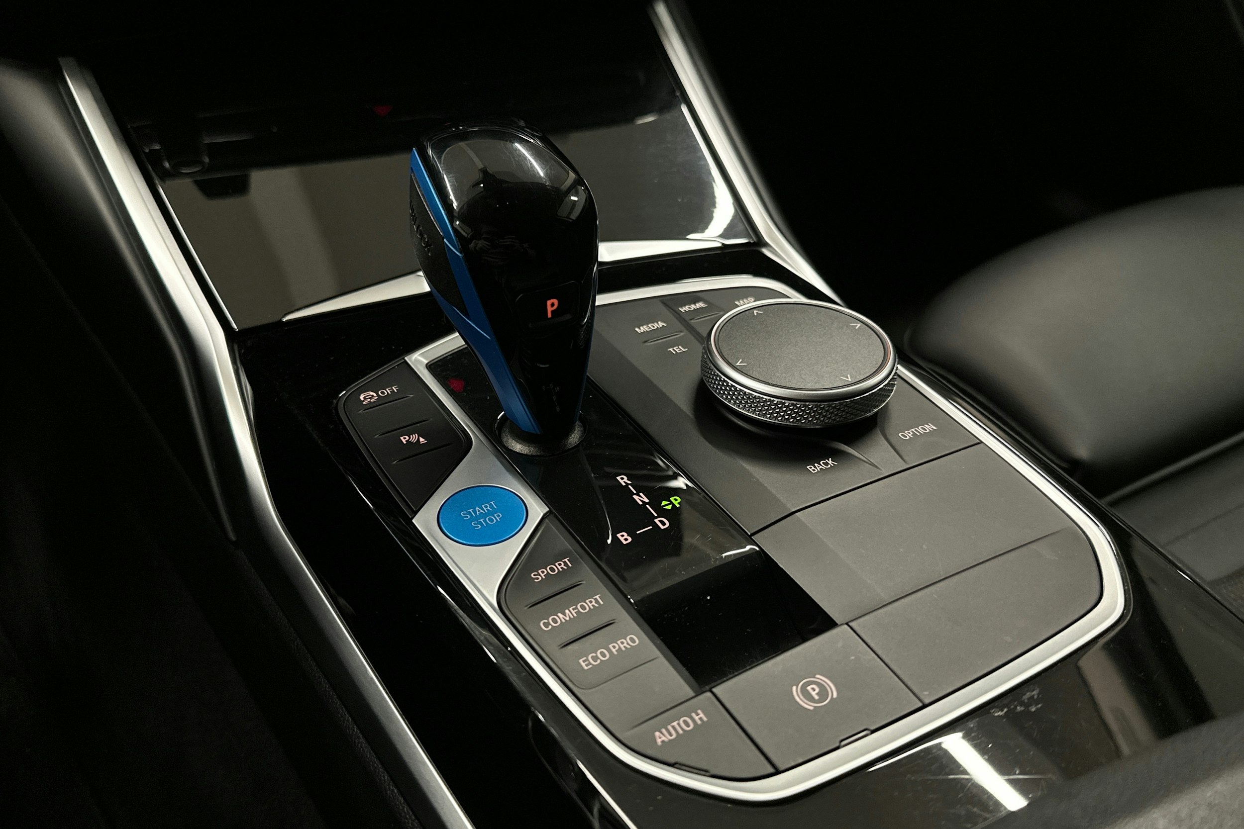 valkoinen BMW i4 2022 kuva 21.