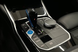 valkoinen BMW i4 2022 kuva 21.