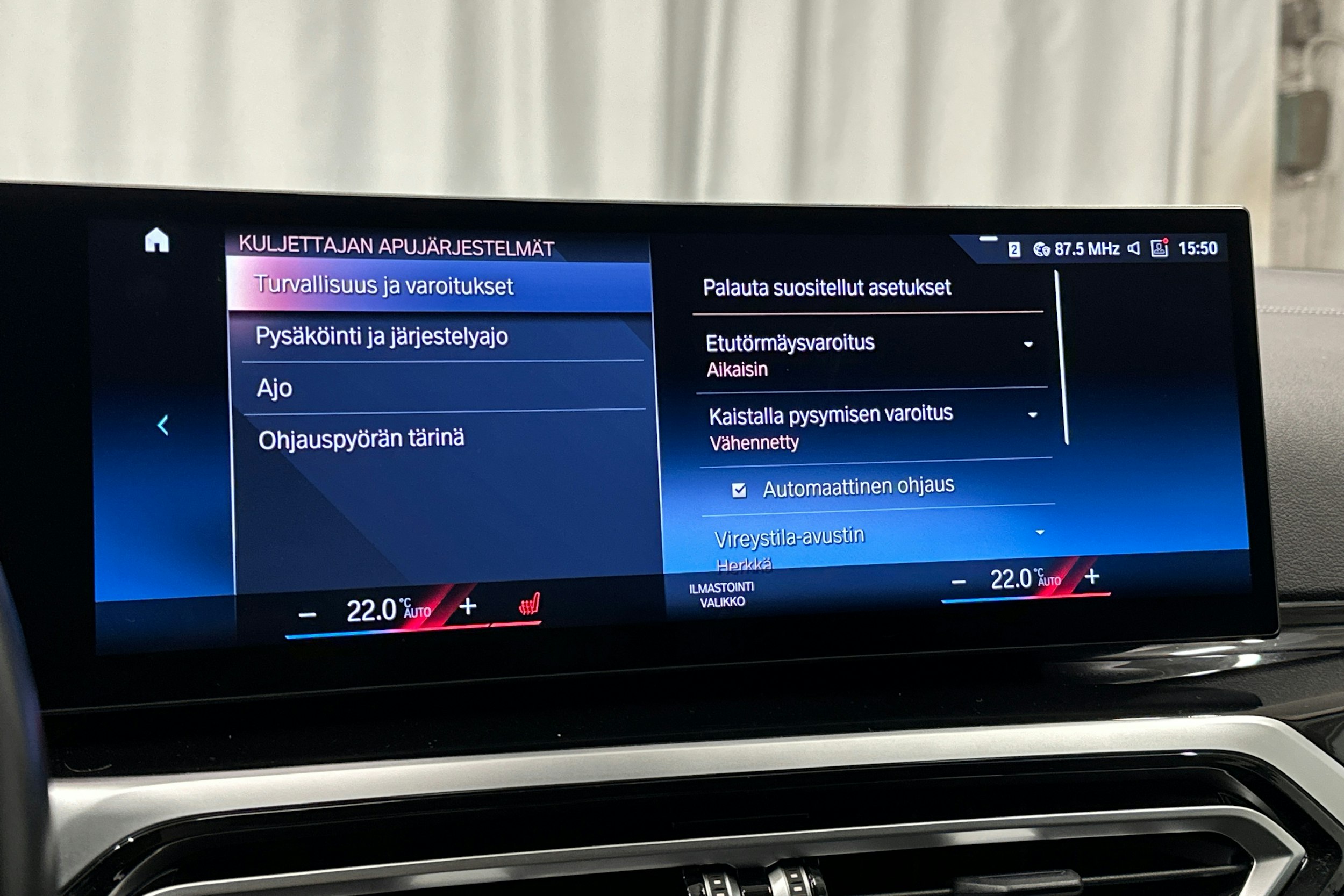 valkoinen BMW i4 2022 kuva 25.