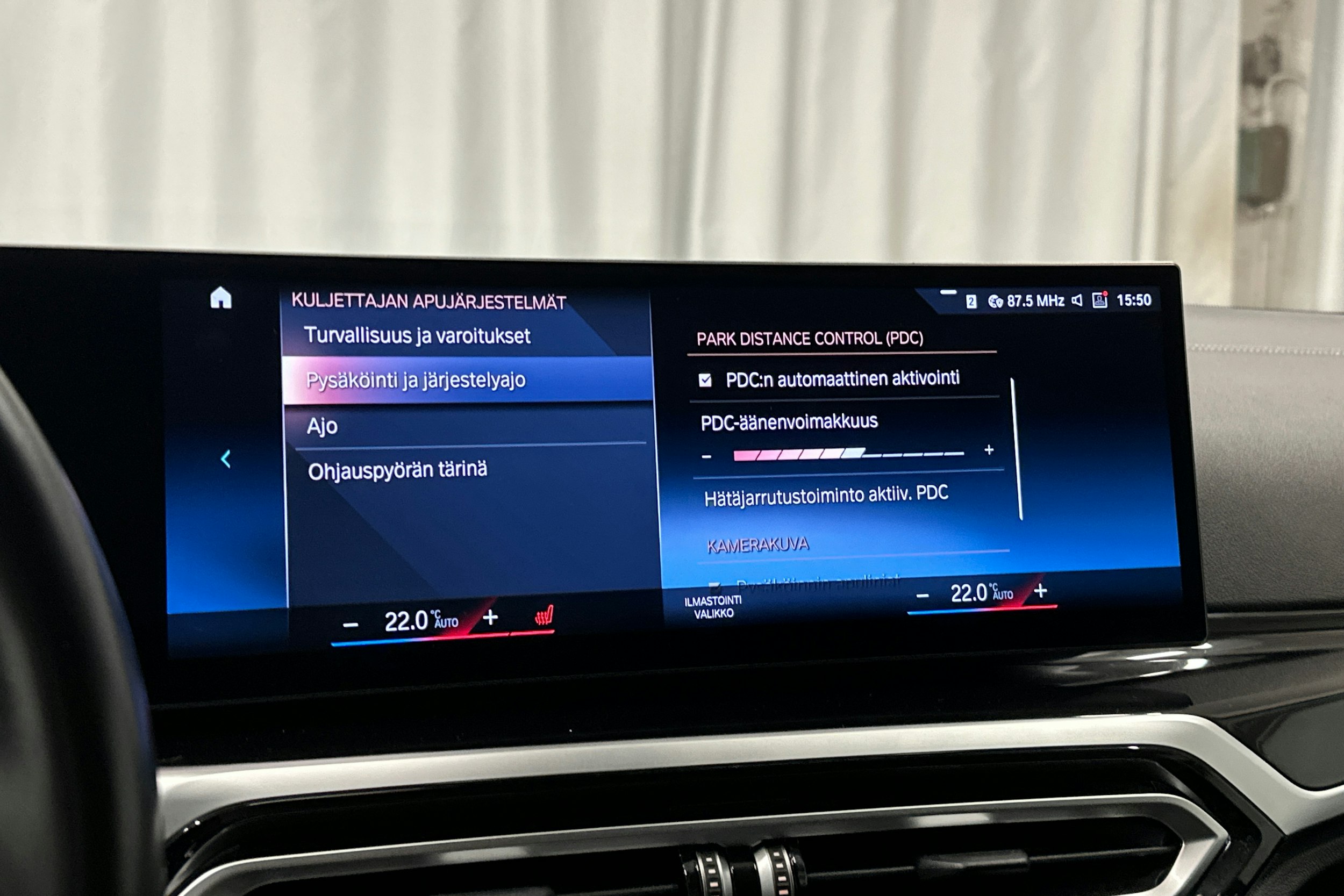 valkoinen BMW i4 2022 kuva 26.