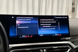 valkoinen BMW i4 2022 kuva 26.