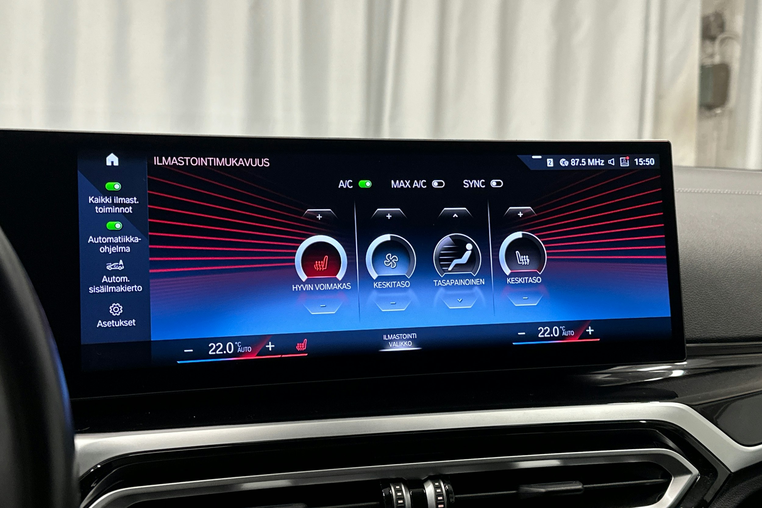 valkoinen BMW i4 2022 kuva 27.