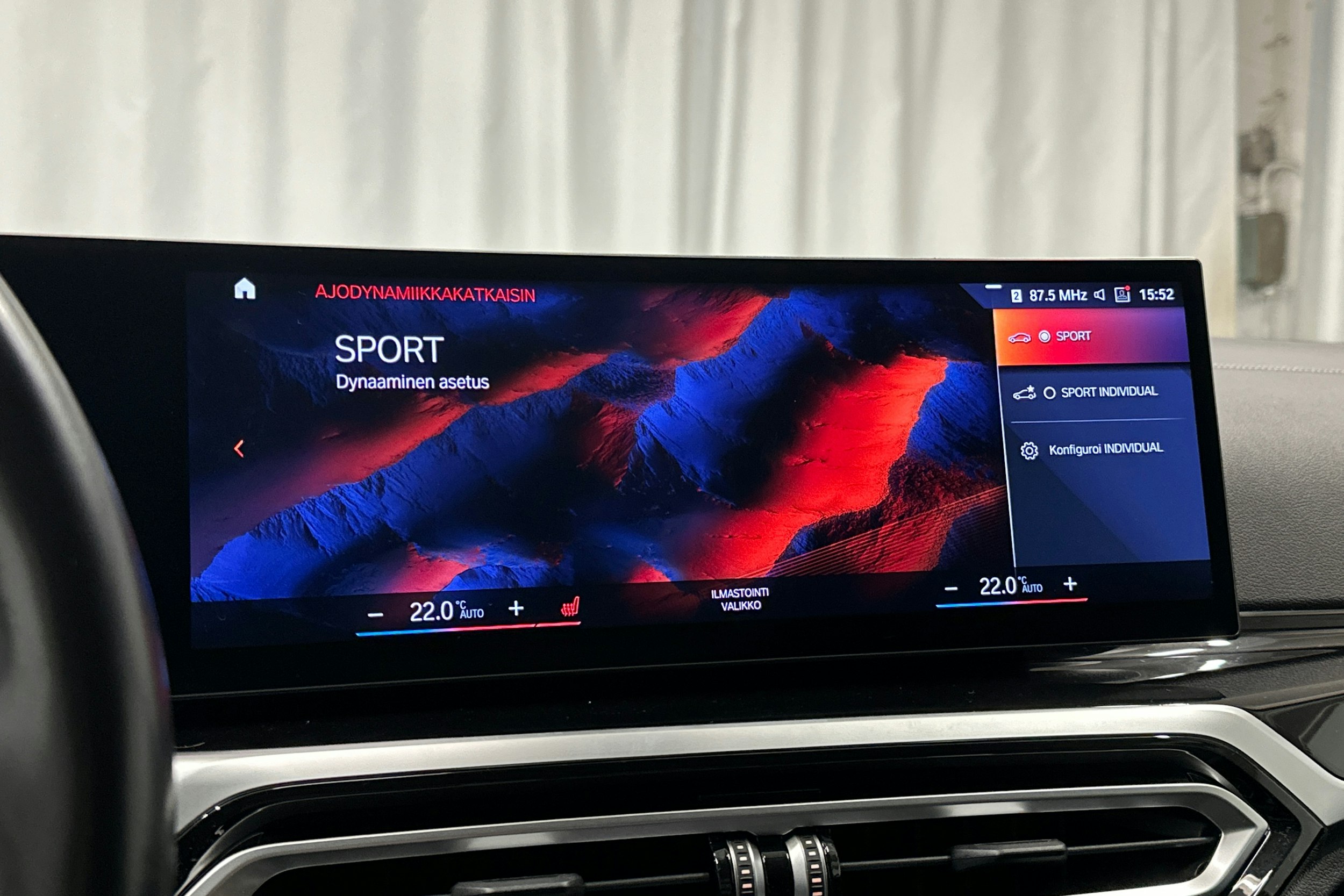 valkoinen BMW i4 2022 kuva 29.