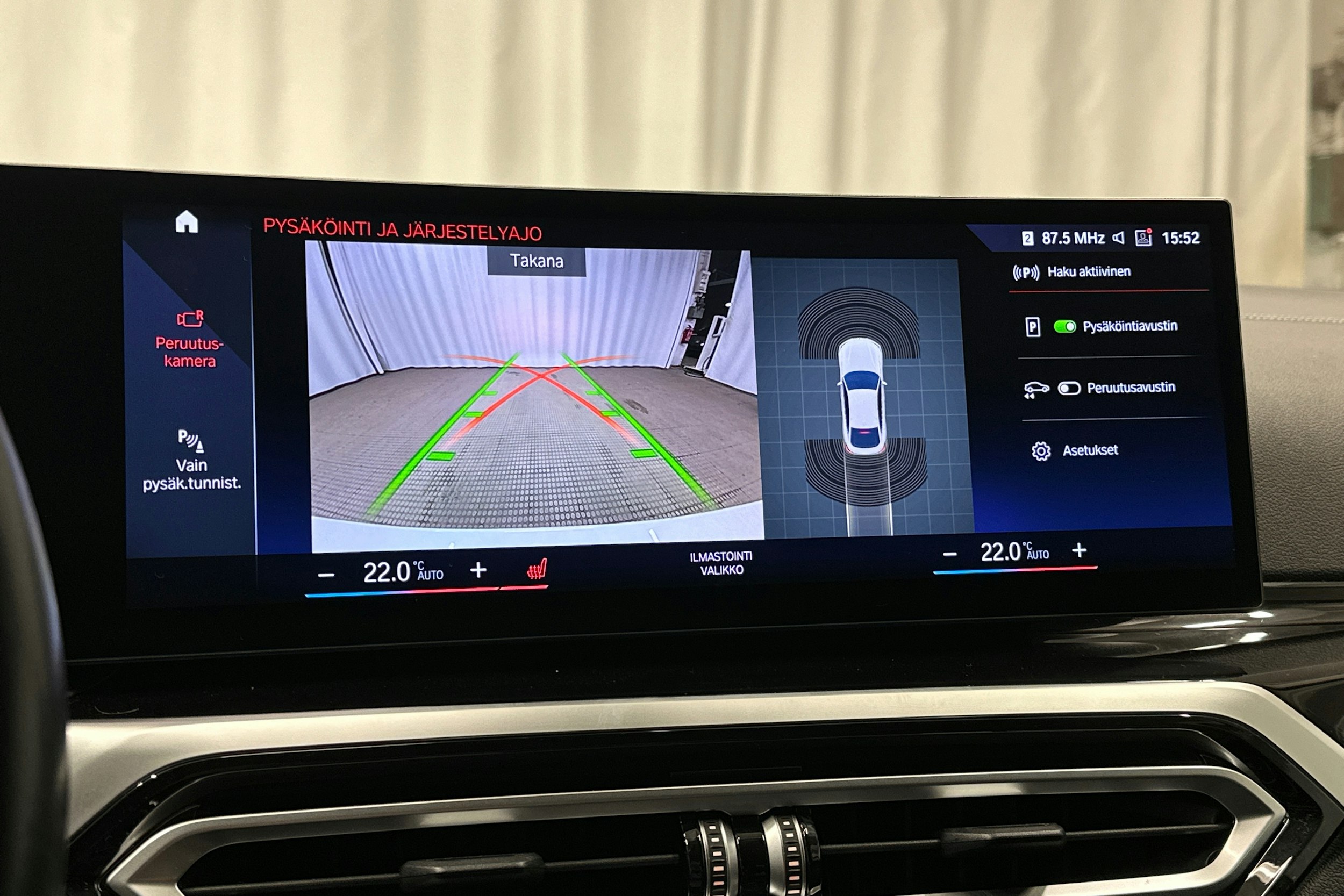 valkoinen BMW i4 2022 kuva 30.