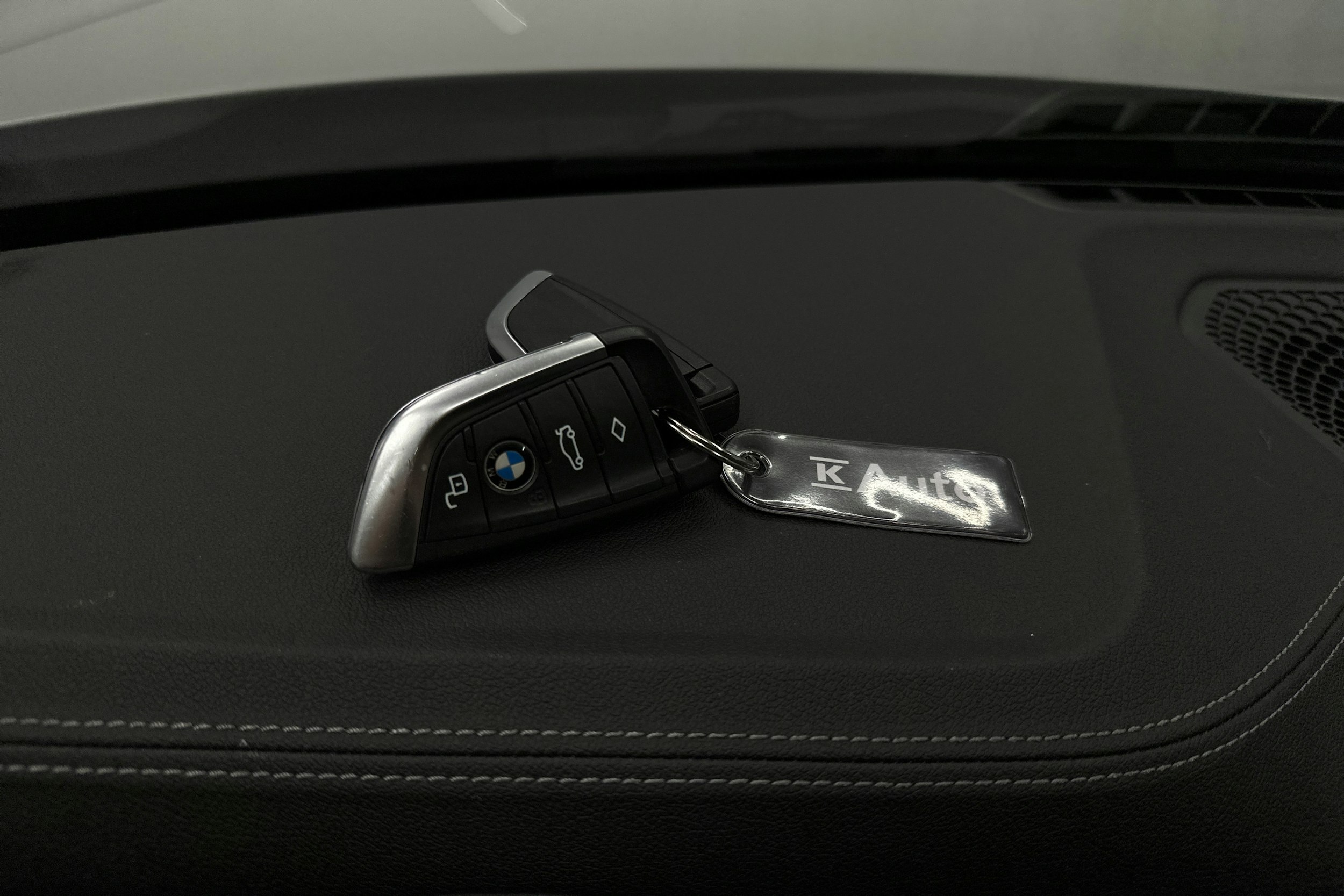 valkoinen BMW i4 2022 kuva 31.